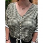 Blusa de Cuadros Anudada