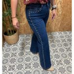 Pantalón Vaquero Pata Ancha Tachuelas Plateadas