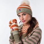 Gorro de punto a rayas con pompón
